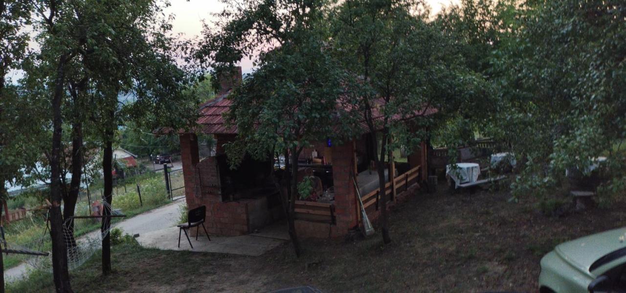 Bungalovi Api-Centar Gornji Milanovac Buitenkant foto